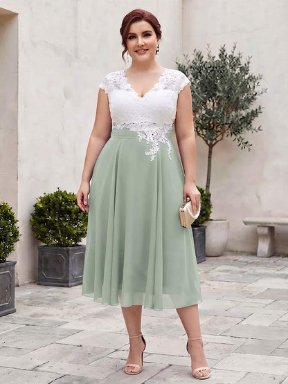 Robe de Mère de la Mariée Grande Taille Coupe A-Line/Princesse à Col en V, Manches Courtes, Longueur Thé avec Appliques & Plis