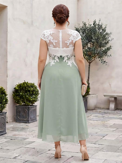 Robe de Mère de la Mariée Grande Taille Coupe A-Line/Princesse à Col en V, Manches Courtes, Longueur Thé avec Appliques & Plis
