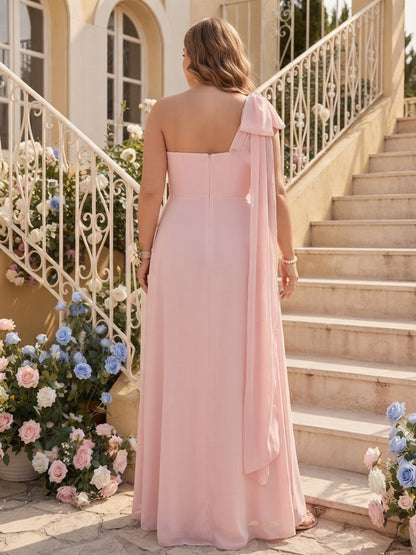 Robe de demoiselle d'honneur grande taille longue en mousseline, coupe trapèze/princesse, asymétrique (une épaule), sans manches, avec fente latérale et nœud
