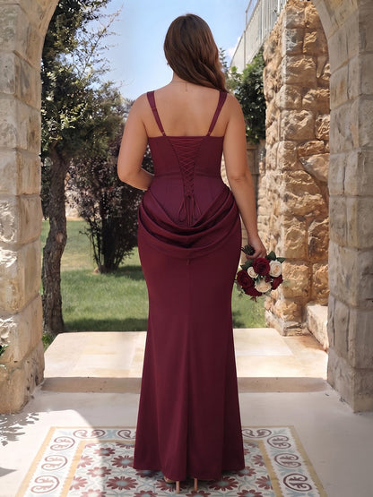 Robe de demoiselle d'honneur grande taille longue en satin de soie, coupe fourreau, bretelles fines, sans manches, avec détails drapés