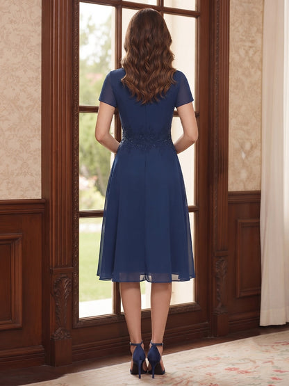 Ensemble 2 Pièces Robe de Mère de la Mariée Longueur Genou Fourreau/Colonne, Col en V, Manches Courtes avec Veste & Appliqués