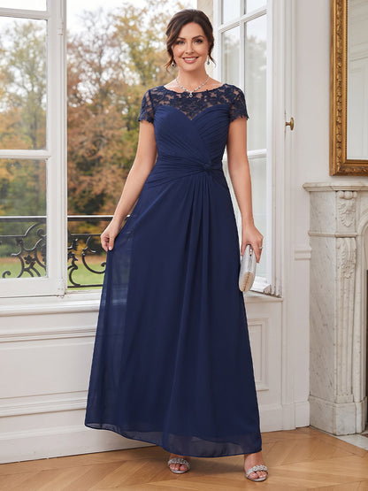 Robe grande taille pour mère de la mariée coupe trapèze/princesse, encolure arrondie, manches courtes, longueur au sol, avec drapés et applications
