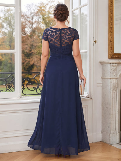 Robe grande taille pour mère de la mariée coupe trapèze/princesse, encolure arrondie, manches courtes, longueur au sol, avec drapés et applications