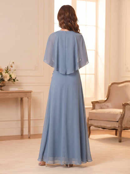 Robe de mère de la mariée longue, coupe trapèze/princesse, encolure ronde, manches mi-longues, avec cape et fleurs en 3D