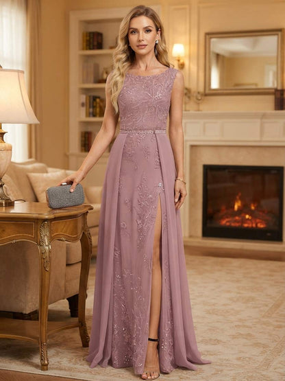 Robe de mère de la mariée coupe fourreau, encolure arrondie, sans manches, longueur au sol, avec applications et dentelle