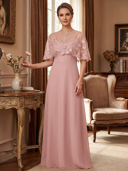 Robe de mère de la mariée coupe trapèze/princesse, encolure arrondie, manches effet cape, longueur au sol, avec applications et dentelle