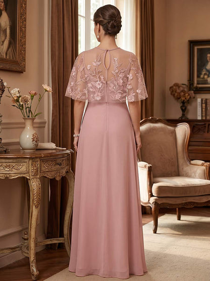 Robe de mère de la mariée coupe trapèze/princesse, encolure arrondie, manches effet cape, longueur au sol, avec applications et dentelle
