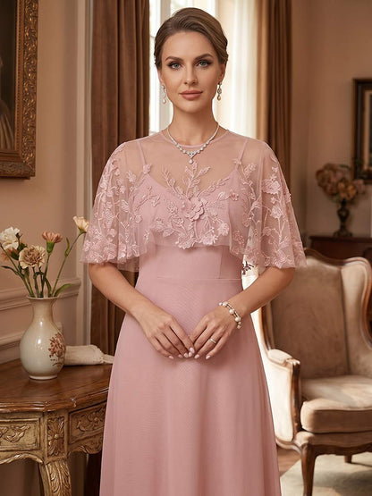 Robe de mère de la mariée coupe trapèze/princesse, encolure arrondie, manches effet cape, longueur au sol, avec applications et dentelle
