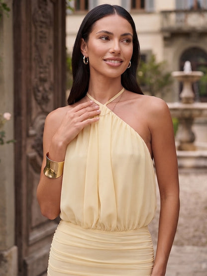 Robe de demoiselle d'honneur longue, coupe fourreau/droite, dos nu (encolure américaine), sans manches, drapée