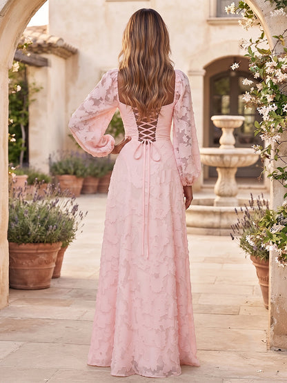 Robe de demoiselle d'honneur longue, coupe trapèze/princesse, encolure carrée, manches longues, en mousseline, avec motif appliqué