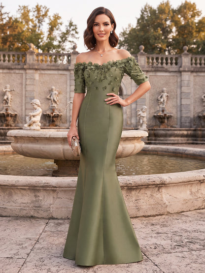 Robe pour mère de la mariée longue, coupe trompette/sirène, épaules dénudées, manches mi-longues, en satin, avec fleur en relief (3D)