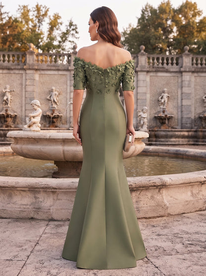 Robe pour mère de la mariée longue, coupe trompette/sirène, épaules dénudées, manches mi-longues, en satin, avec fleur en relief (3D)