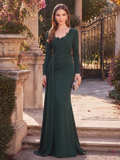 Robe de mère de la mariée coupe trompette/sirène, encolure arrondie, manches longues, en satin, traîne courte, avec application