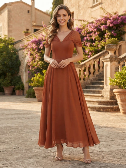 Robe de demoiselle d'honneur longue jusqu'aux chevilles, coupe trapèze, col en V, manches courtes en mousseline et plis