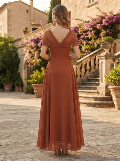 Robe de demoiselle d'honneur longue jusqu'aux chevilles, coupe trapèze, col en V, manches courtes en mousseline et plis