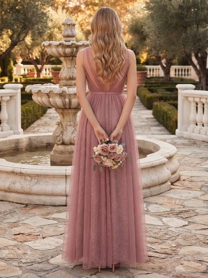 Robe de demoiselle d'honneur longue en tulle, coupe trapèze, dos nu (encolure américaine) et détails en dentelle