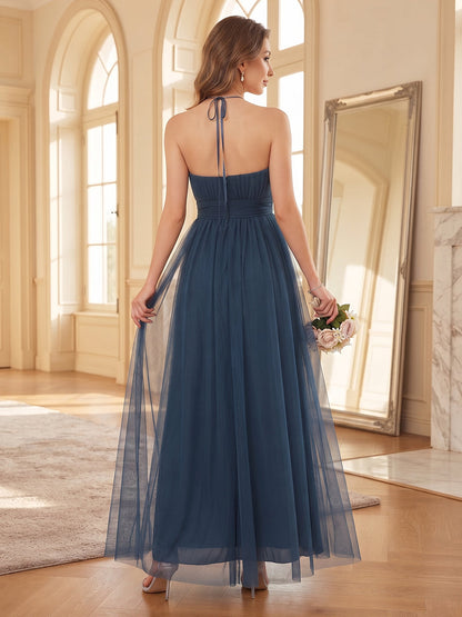 Robe de demoiselle d'honneur longue jusqu'aux chevilles en tulle, coupe trapèze, dos nu (encolure américaine) et plis