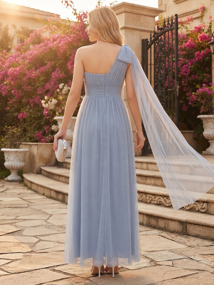 Robe de demoiselle d'honneur longue jusqu'aux chevilles en tulle, coupe trapèze, asymétrique (une épaule), avec nœud et volants