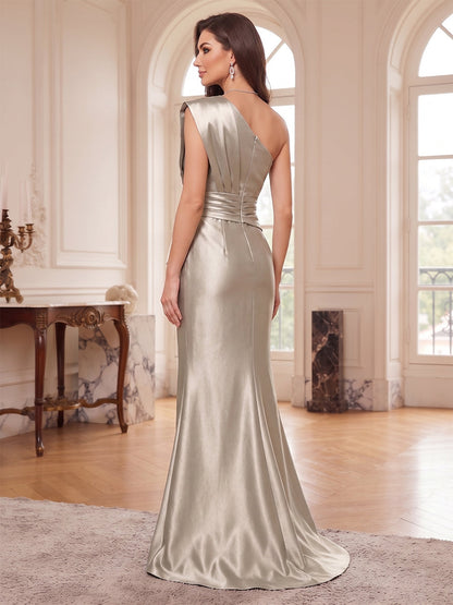 Robe longue pour mère de la mariée en satin, coupe sirène, asymétrique (une épaule), avec motifs appliqués et drapés