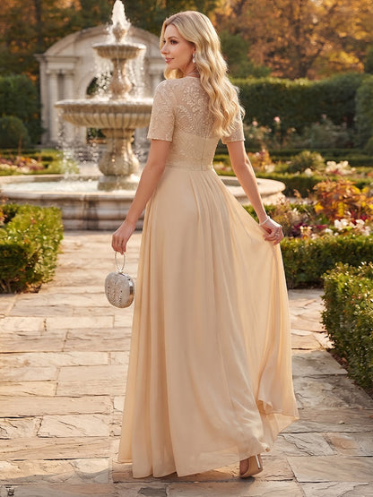 Combinaison pour mère de la mariée en mousseline, encolure arrondie, manches courtes, avec surjupe et motifs appliqués
