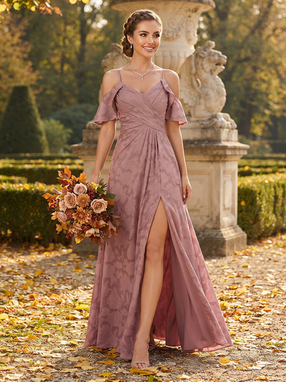 Robe de demoiselle d'honneur longue en mousseline, coupe trapèze/princesse, épaules ouvertes, manches courtes et motifs floraux