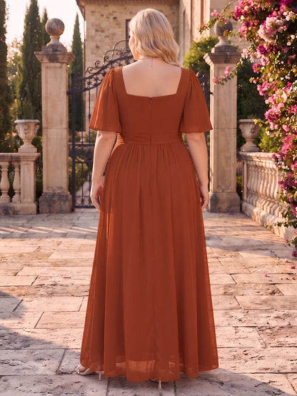 Robes de demoiselle d'honneur grande taille en mousseline, coupe trapèze/princesse, encolure carrée, manches courtes, longueur au sol, plis et fente latérale