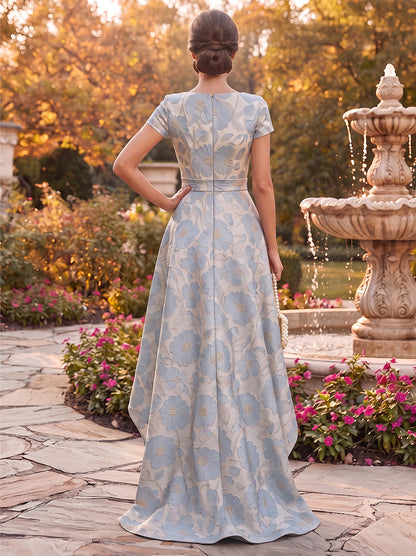Robes grande taille pour mère de la mariée en jacquard, coupe trapèze/princesse, encolure arrondie, manches courtes, asymétrique, volants et fente latérale