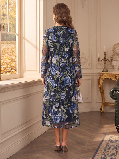 Robe de mère de la mariée longueur midi en tulle, coupe fourreau, encolure arrondie, manches longues et motifs floraux