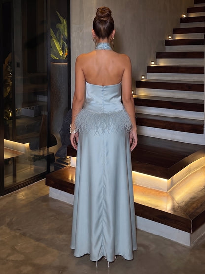 Robe de soirée longue en satin de soie, coupe trapèze/princesse, dos nu (encolure américaine), sans manches, avec plumes