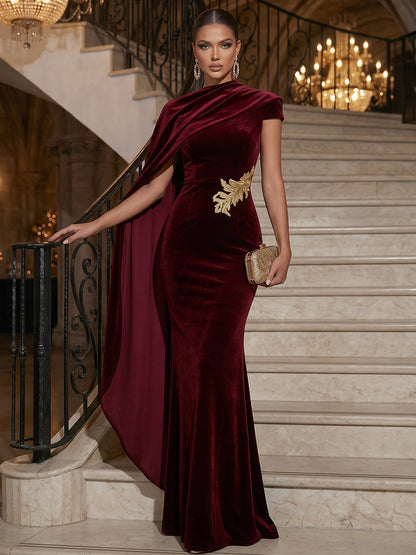 Robe de soirée longue en velours, coupe fourreau, encolure arrondie, mancherons, avec motifs appliqués