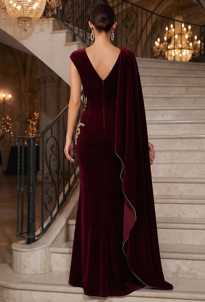 Robe de soirée longue en velours, coupe fourreau, encolure arrondie, mancherons, avec motifs appliqués