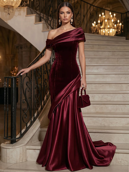 Robe de soirée longue en velours et satin, coupe trapèze/princesse, épaules dénudées, sans manches, avec plis