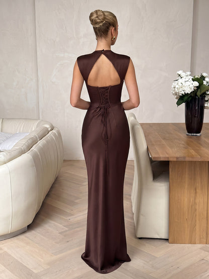 Robe de soirée longue en satin de soie, coupe trompette/sirène, encolure arrondie, sans manches, avec drapés
