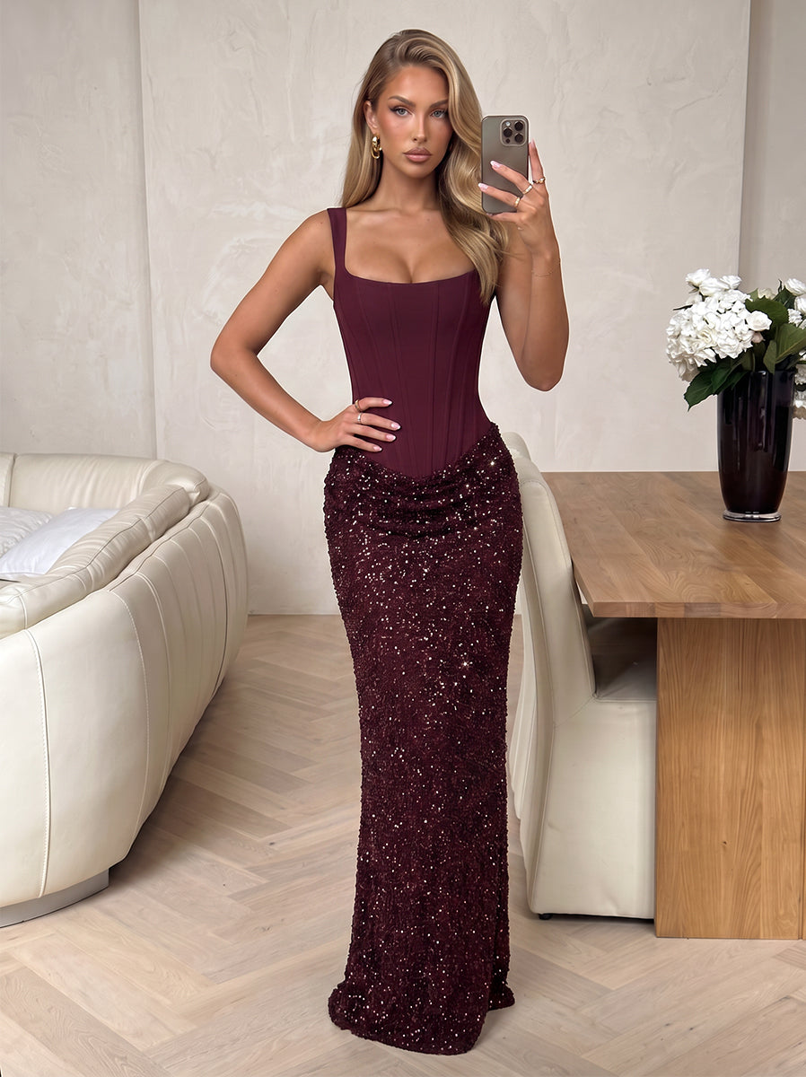 Robe de soirée longue en satin et sequins, coupe fourreau/droite, encolure carrée, sans manches, avec corset