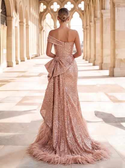 Robe de soirée longue en sequins, coupe trapèze/princesse, asymétrique (une épaule), sans manches, avec nœud et plumes