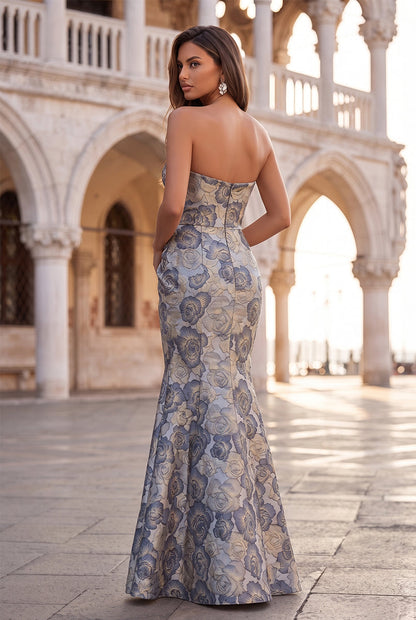 Robe de soirée longue en jacquard, coupe fourreau/droite, bustier (sans bretelles), sans manches, avec drapés et volants