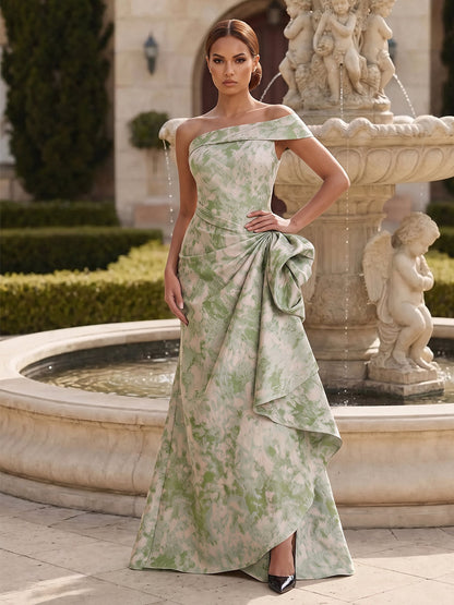 Robe de soirée longue en jacquard, coupe fourreau/droite, asymétrique (une épaule), sans manches, avec drapés