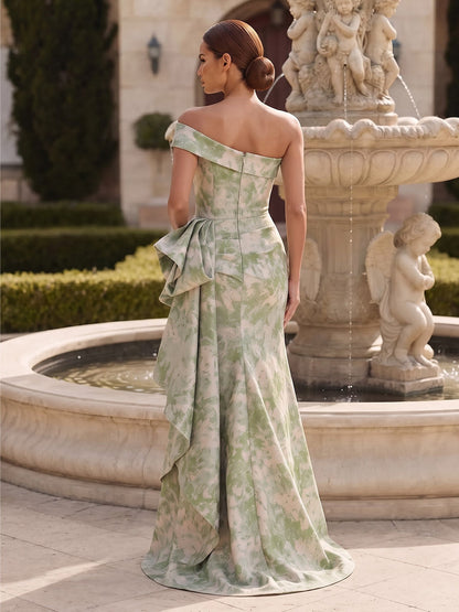 Robe de soirée longue en jacquard, coupe fourreau/droite, asymétrique (une épaule), sans manches, avec drapés