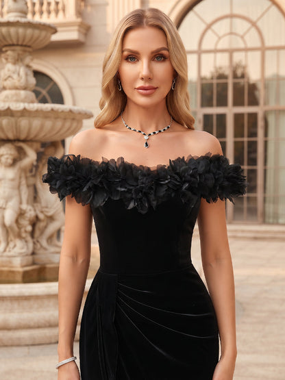 Robe de mère de la mariée longue en velours, coupe droite/fourreau, épaules dénudées, sans manches, avec fleur en relief (3D) et fente latérale