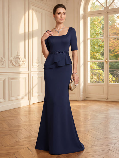 Robe de mère de la mariée longue en satin, coupe trompette/sirène, encolure carrée, manches courtes, avec volants et ceinture