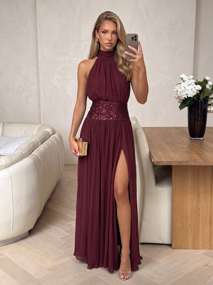 Robe de soirée coupe trapèze/princesse, dos nu (encolure américaine), sans manches, mousseline et sequins, longueur au sol, avec plis