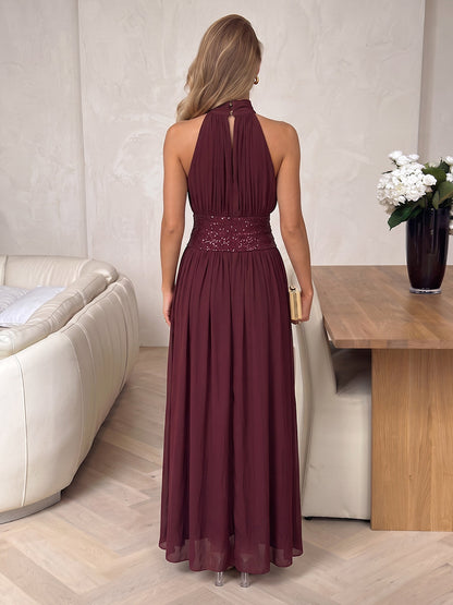 Robe de soirée coupe trapèze/princesse, dos nu (encolure américaine), sans manches, mousseline et sequins, longueur au sol, avec plis