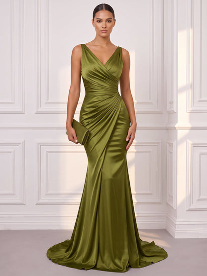 Robe de soirée longue en satin de soie, coupe sirène, col en V, sans manches et détails plissés