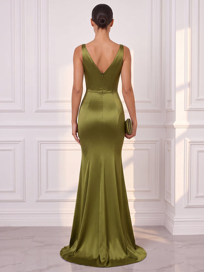 Robe de soirée longue en satin de soie, coupe sirène, col en V, sans manches et détails plissés
