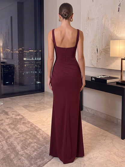 Robe de soirée longue en satin, coupe droite, encolure carrée, sans manches et détails drapés