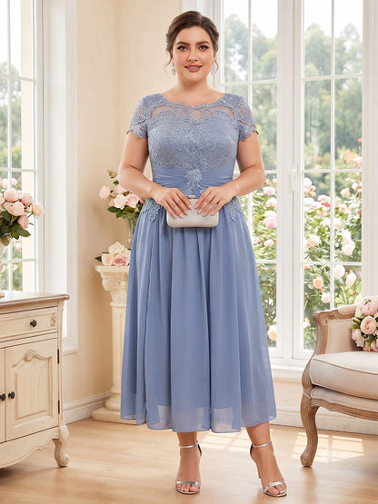 Robe de Mère de la Mariée Grande Taille Coupe A-Line/Princesse à Col Rond, Manches Courtes, Longueur Thé avec Appliques & Ruchés