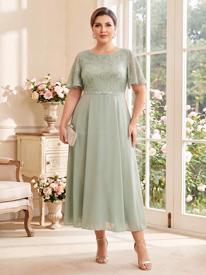Robe de Mère de la Mariée Grande Taille Coupe A-Line/Princesse à Col Rond, Manches Courtes, Longueur Thé avec Dentelle & Plis