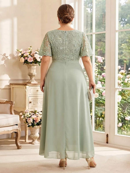 Robe de Mère de la Mariée Grande Taille Coupe A-Line/Princesse à Col Rond, Manches Courtes, Longueur Thé avec Dentelle & Plis
