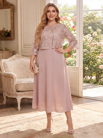 Robe trapèze/princesse en mousseline grande taille pour mère de la mariée : encolure ronde, manches 3/4, longueur mi-mollet, avec application