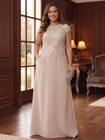 Robe fourreau en dentelle grande taille pour mère de la mariée : encolure ronde, manches courtes (effet coiffe), longueur au sol, avec drapé